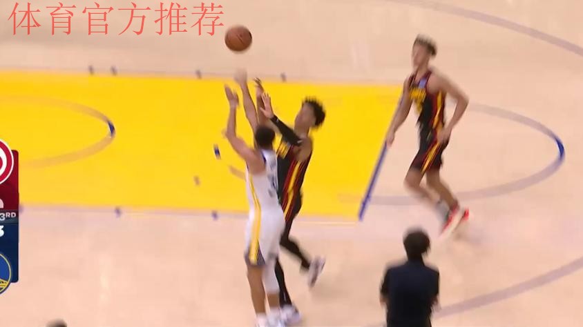 巴特勒抢前场篮板 库里大号三分命中